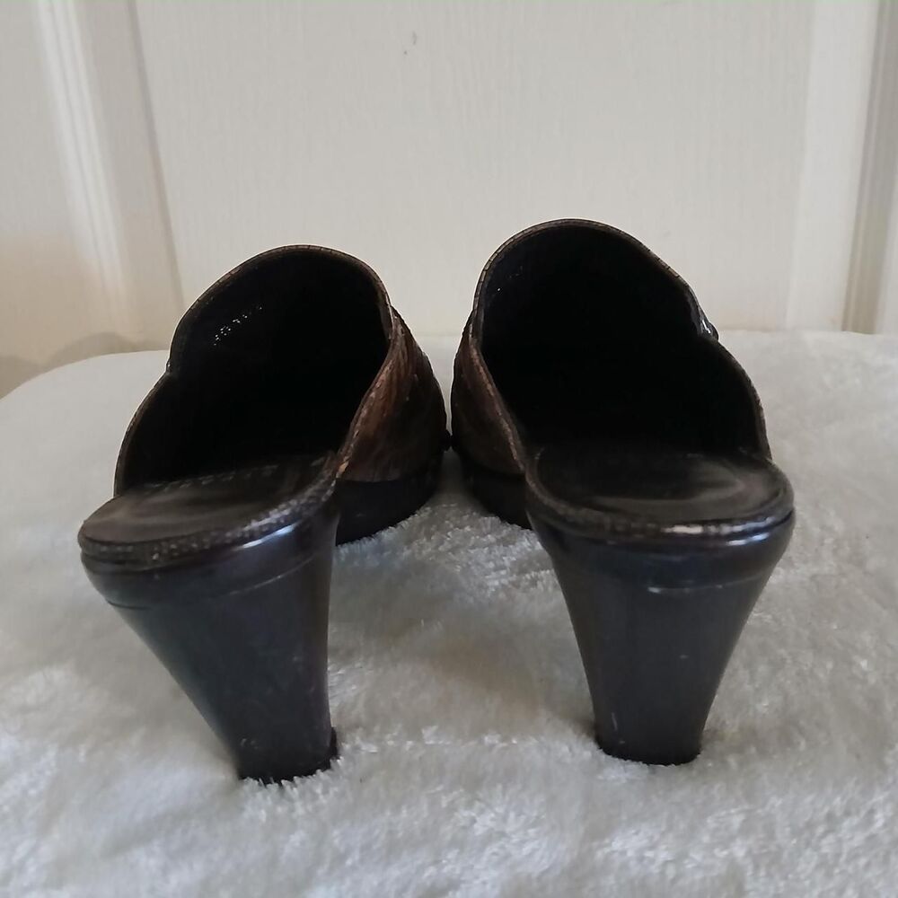 Stuart Weitzman Alligator Texture Mules Chunky He… - image 5